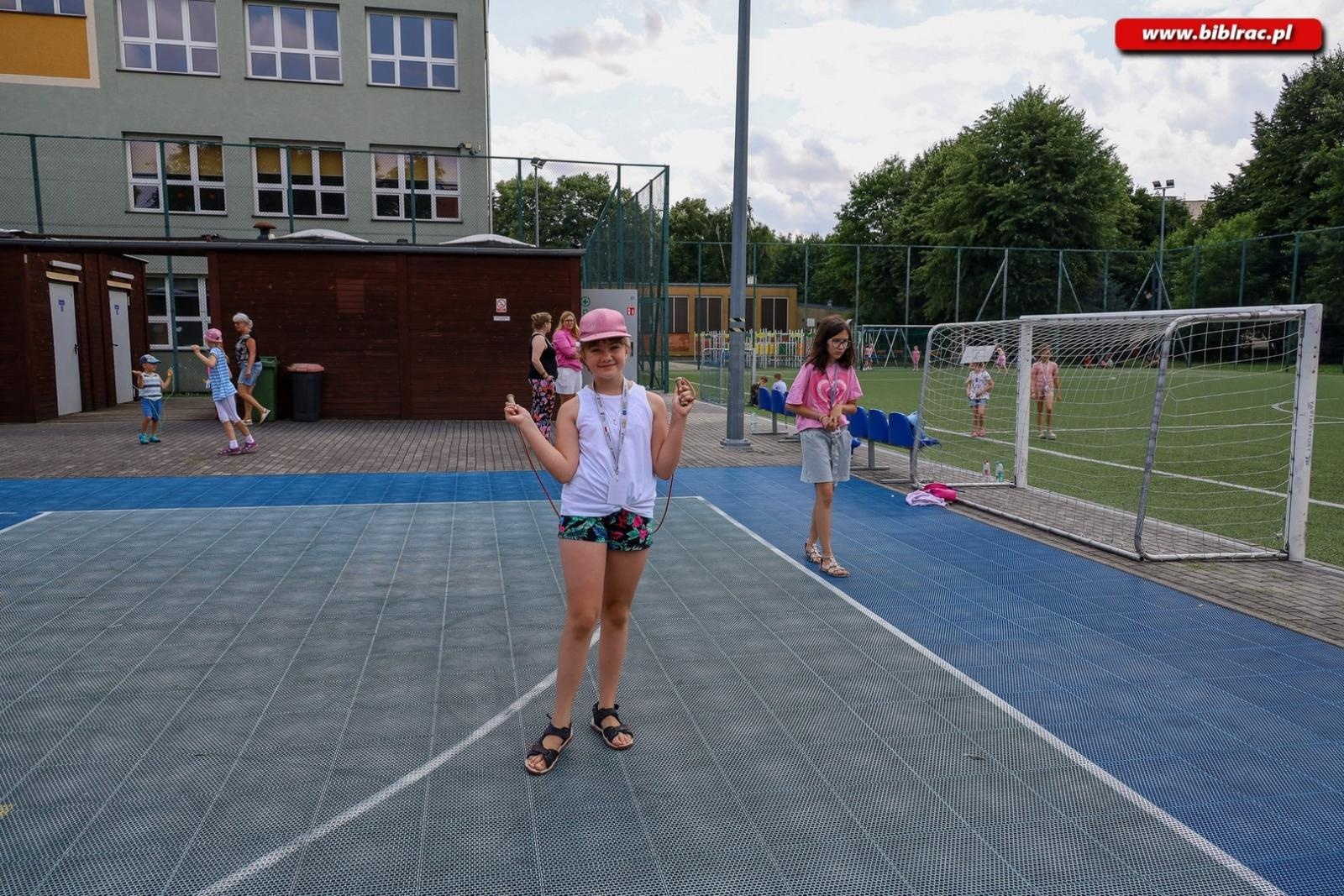 Zdjęcie w galerii na portalu naszraciborz.pl: Letni Wehikuł Biblioteki z wizytą w muzeum i na bezludnej wyspie wiadomości z regionu