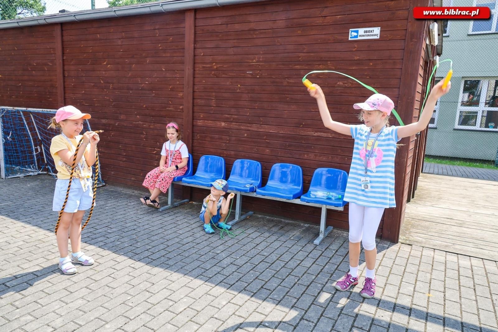 Zdjęcie w galerii na portalu naszraciborz.pl: Letni Wehikuł Biblioteki z wizytą w muzeum i na bezludnej wyspie wiadomości z regionu