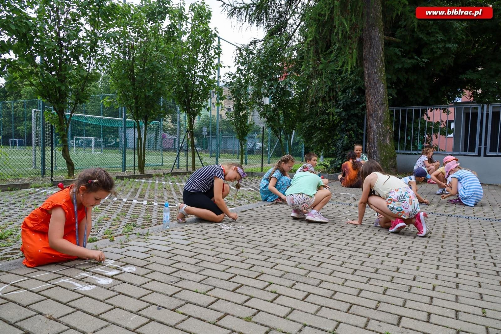 Zdjęcie w galerii na portalu naszraciborz.pl: Letni Wehikuł Biblioteki z wizytą w muzeum i na bezludnej wyspie wiadomości z regionu