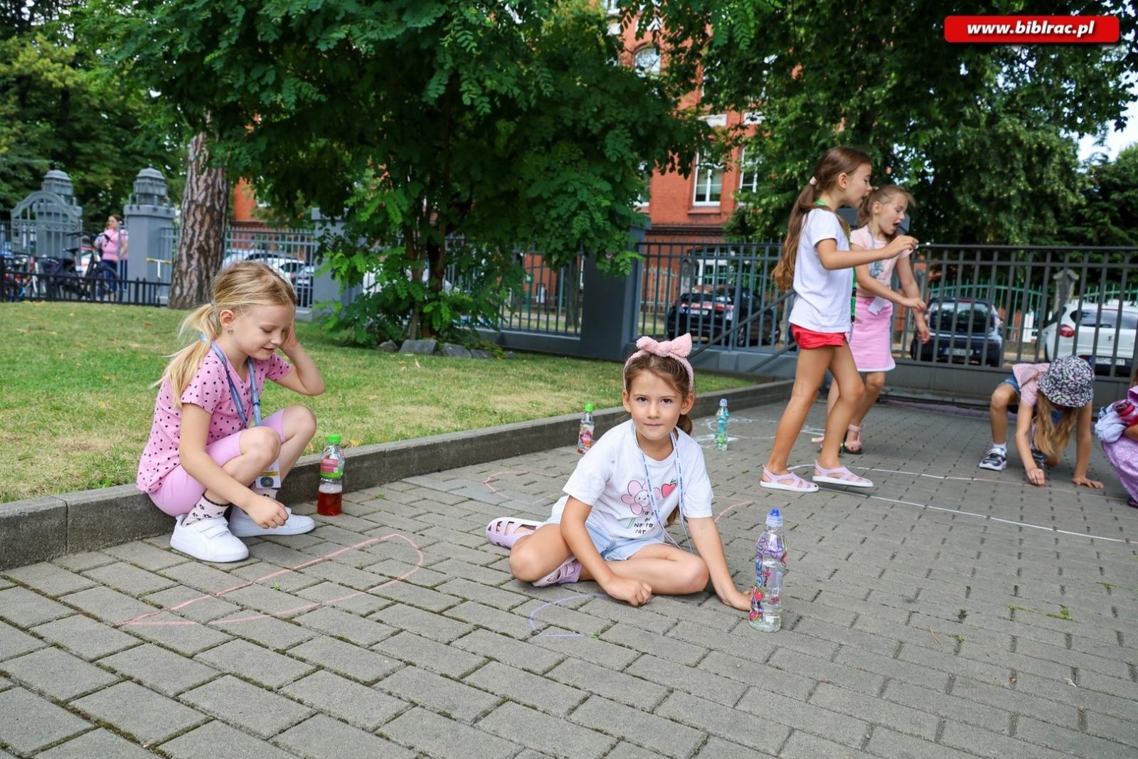 Zdjęcie w galerii na portalu naszraciborz.pl: Letni Wehikuł Biblioteki z wizytą w muzeum i na bezludnej wyspie wiadomości z regionu