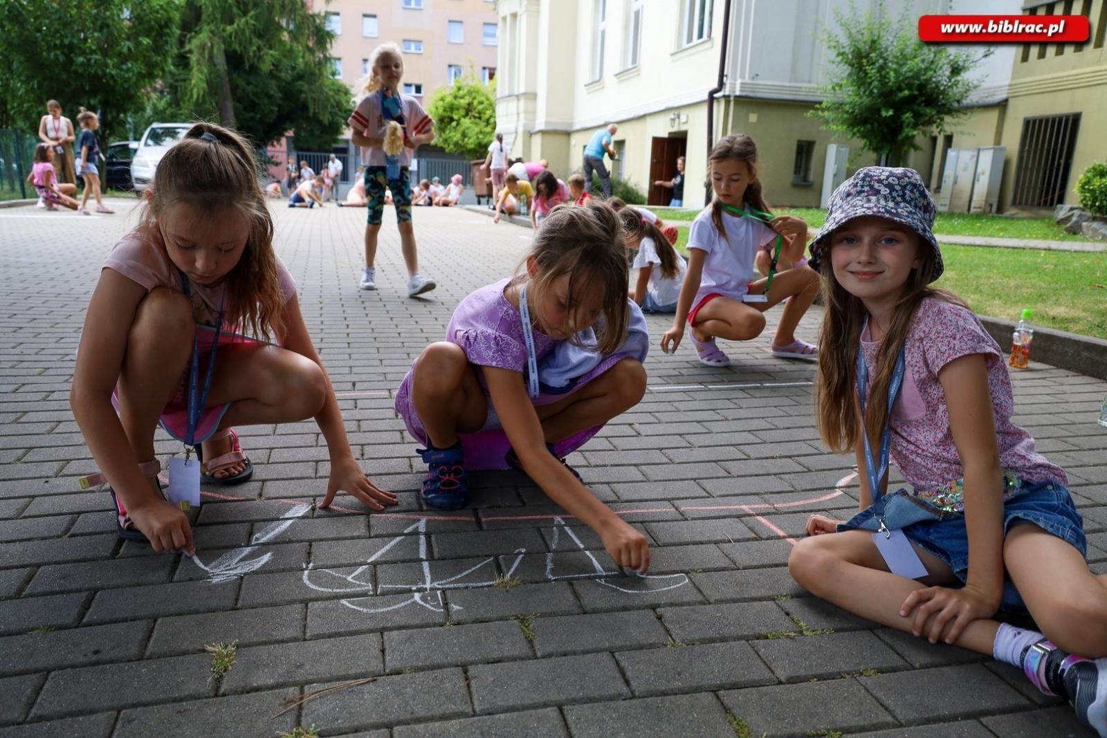 Zdjęcie w galerii na portalu naszraciborz.pl: Letni Wehikuł Biblioteki z wizytą w muzeum i na bezludnej wyspie wiadomości z regionu