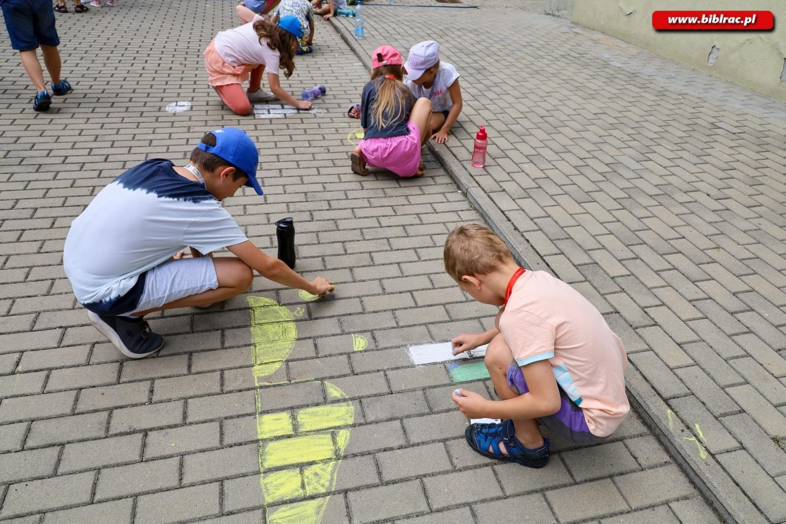 Zdjęcie w galerii na portalu naszraciborz.pl: Letni Wehikuł Biblioteki z wizytą w muzeum i na bezludnej wyspie wiadomości z regionu