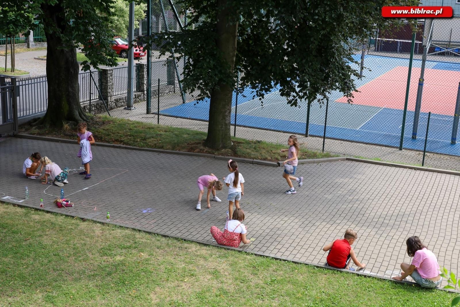 Zdjęcie w galerii na portalu naszraciborz.pl: Letni Wehikuł Biblioteki z wizytą w muzeum i na bezludnej wyspie wiadomości z regionu