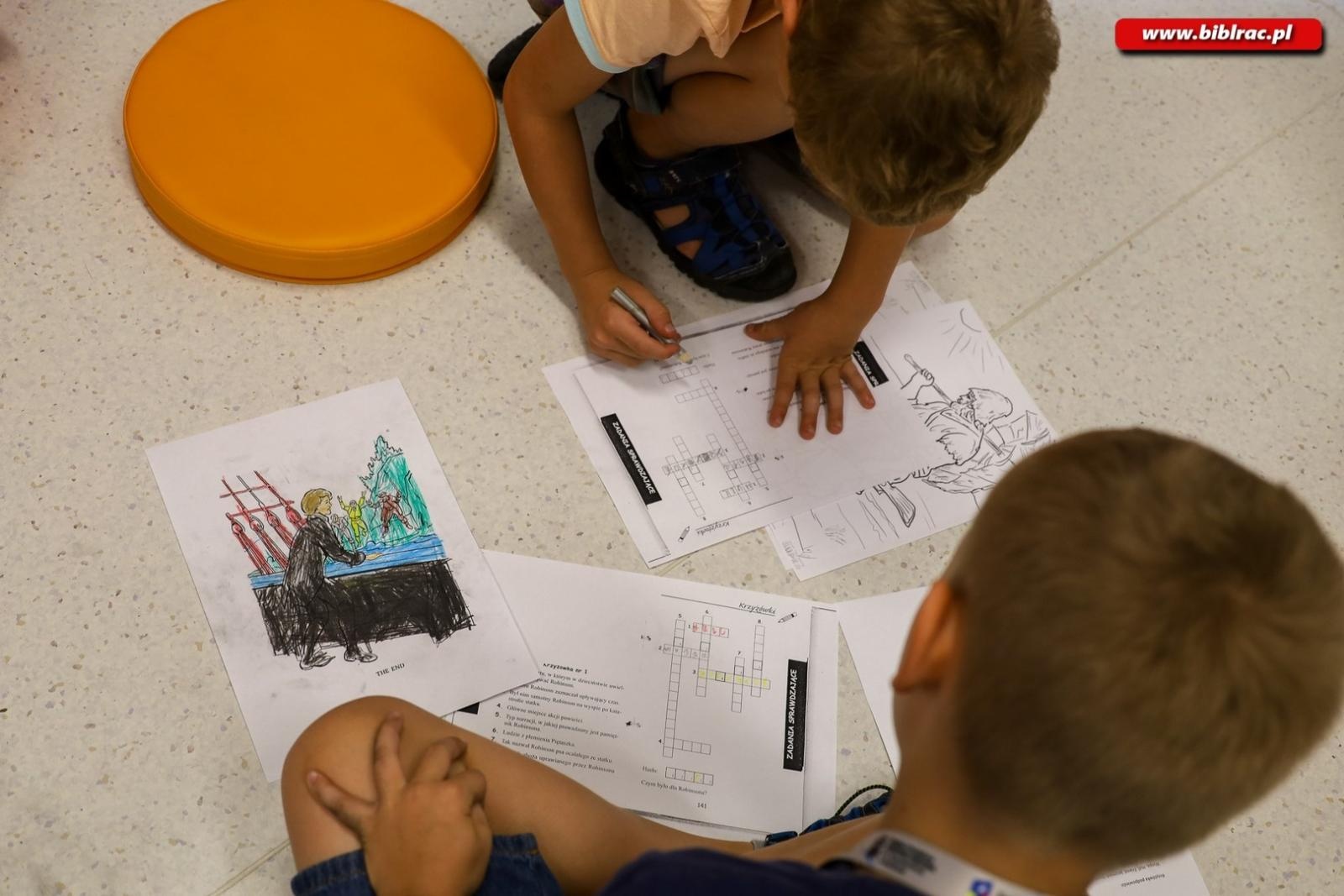 Zdjęcie w galerii na portalu naszraciborz.pl: Letni Wehikuł Biblioteki z wizytą w muzeum i na bezludnej wyspie wiadomości z regionu