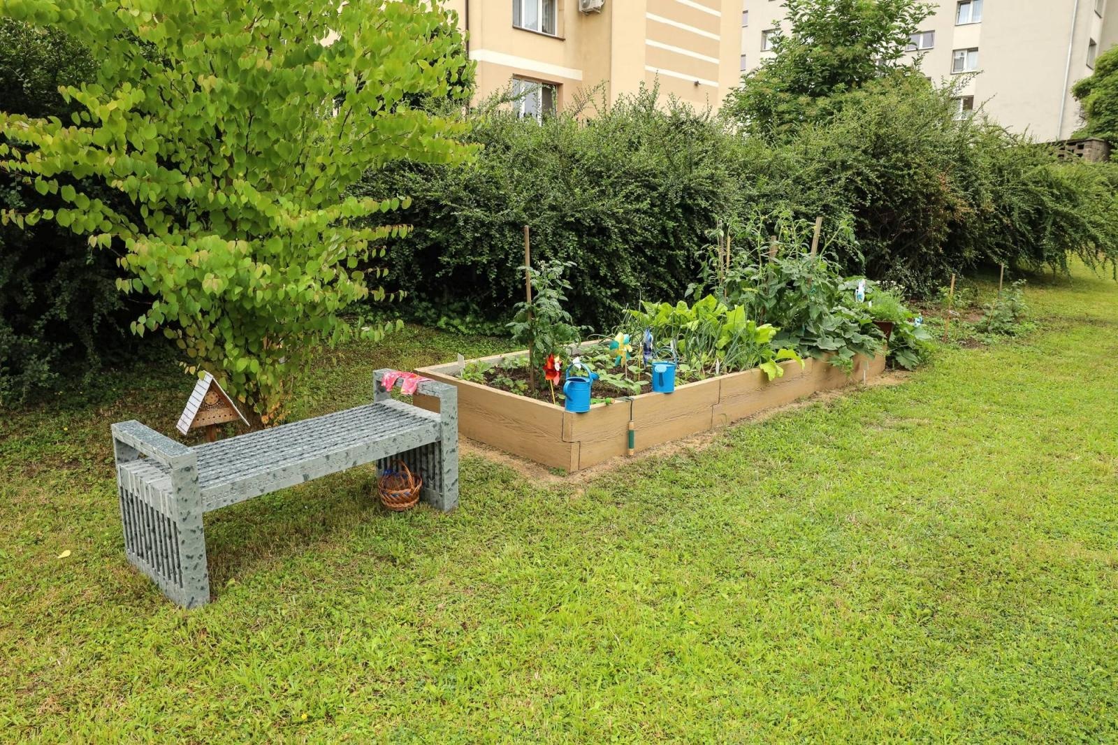 Zdjęcie w galerii na portalu naszraciborz.pl: Przedszkolaki delektują się smakiem owoców ze swoich ogródków wiadomości z regionu