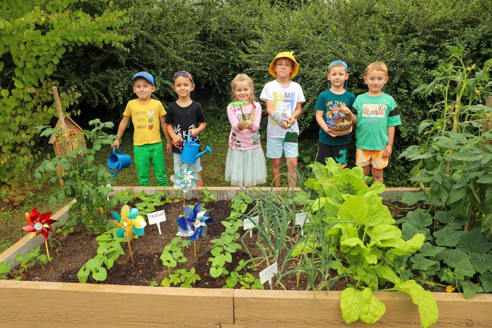 Zdjęcie w galerii na portalu naszraciborz.pl: Przedszkolaki delektują się smakiem owoców ze swoich ogródków wiadomości z regionu