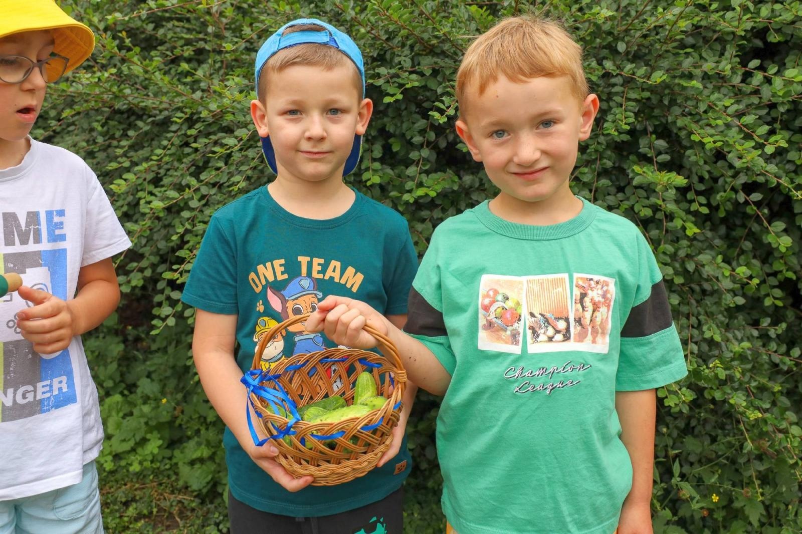 Zdjęcie w galerii na portalu naszraciborz.pl: Przedszkolaki delektują się smakiem owoców ze swoich ogródków wiadomości z regionu