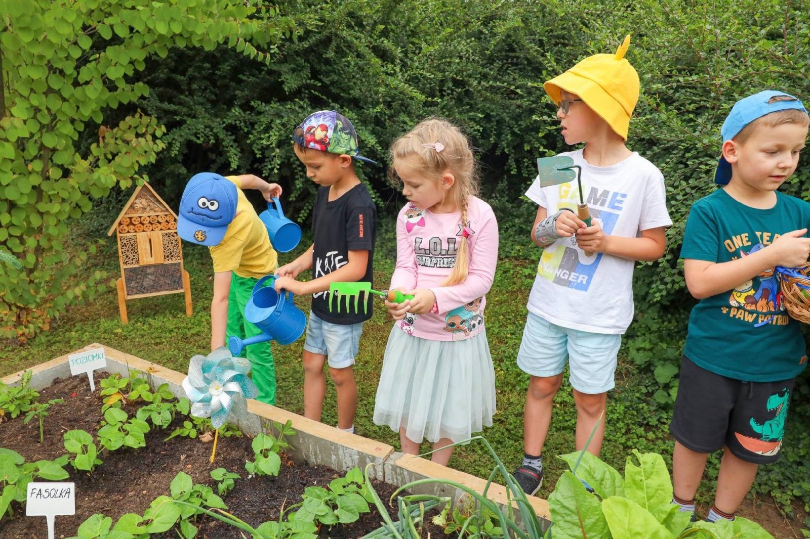 Zdjęcie w galerii na portalu naszraciborz.pl: Przedszkolaki delektują się smakiem owoców ze swoich ogródków wiadomości z regionu