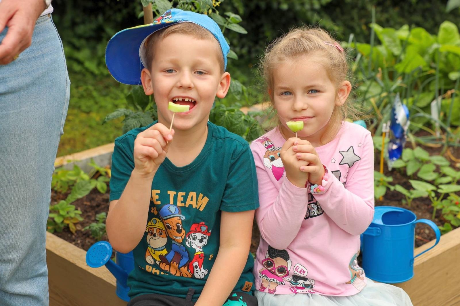 Zdjęcie w galerii na portalu naszraciborz.pl: Przedszkolaki delektują się smakiem owoców ze swoich ogródków wiadomości z regionu