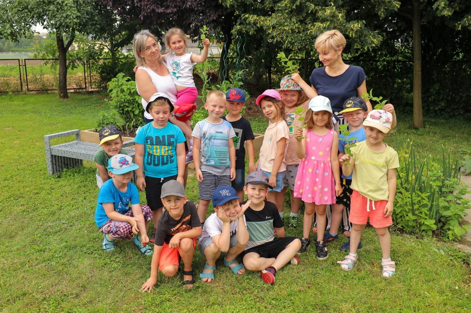 Zdjęcie w galerii na portalu naszraciborz.pl: Przedszkolaki delektują się smakiem owoców ze swoich ogródków wiadomości z regionu