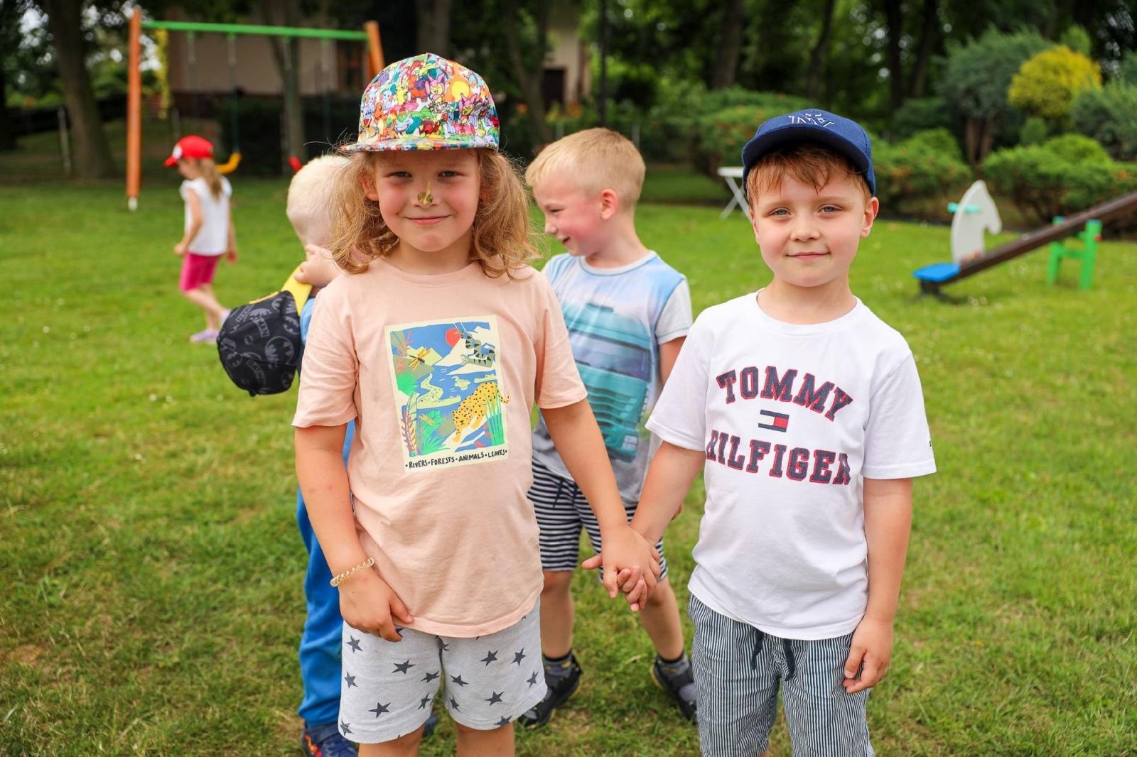 Zdjęcie w galerii na portalu naszraciborz.pl: Przedszkolaki delektują się smakiem owoców ze swoich ogródków wiadomości z regionu