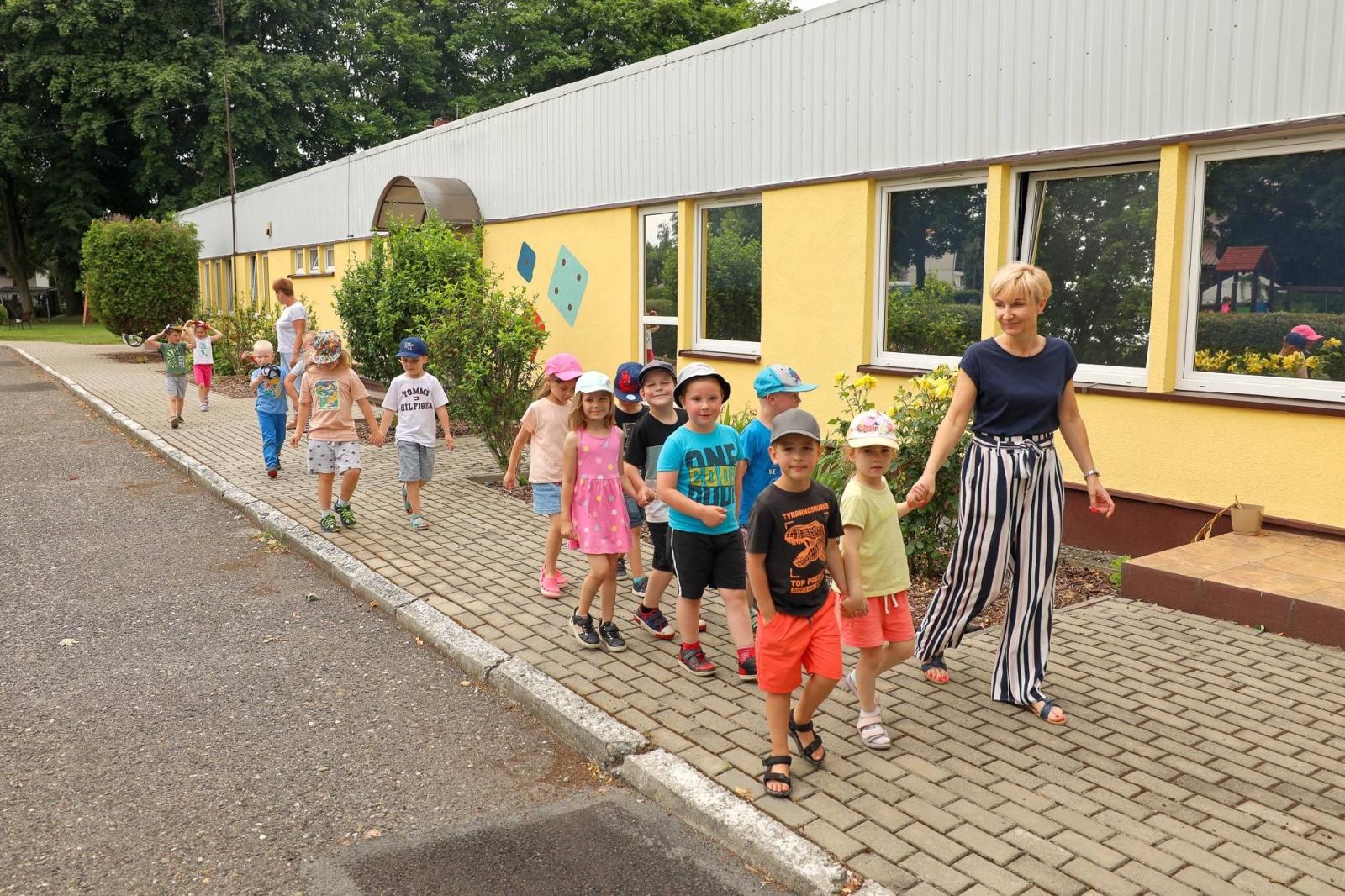 Zdjęcie w galerii na portalu naszraciborz.pl: Przedszkolaki delektują się smakiem owoców ze swoich ogródków wiadomości z regionu