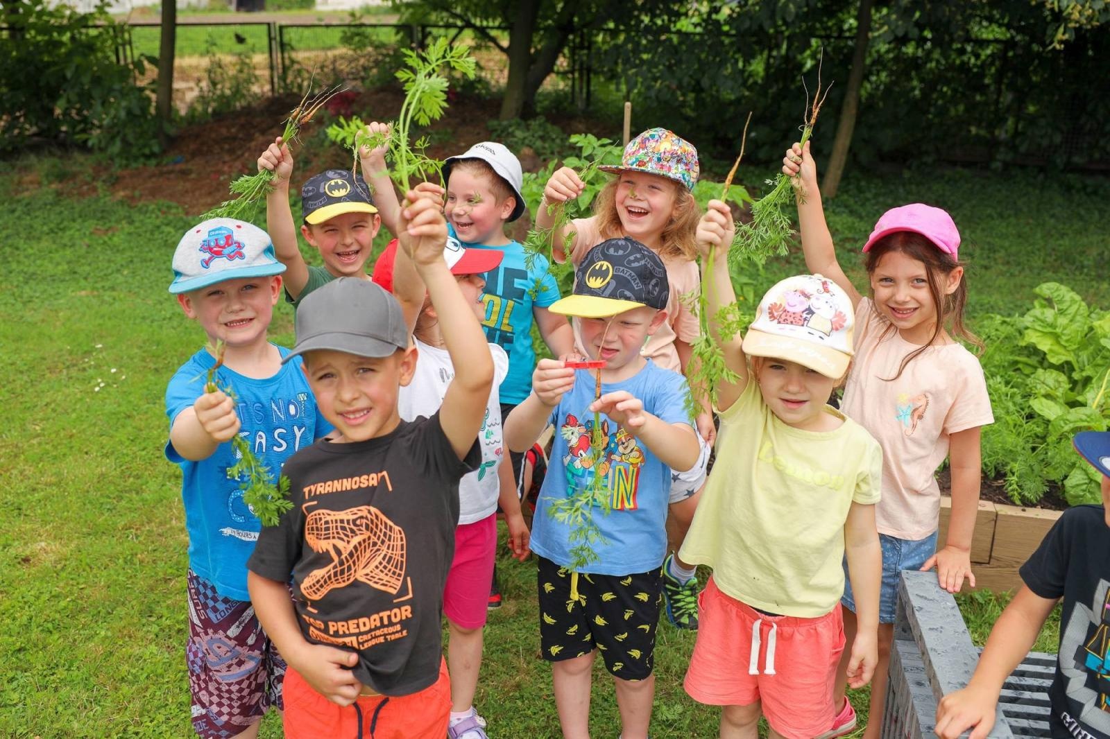 Zdjęcie w galerii na portalu naszraciborz.pl: Przedszkolaki delektują się smakiem owoców ze swoich ogródków wiadomości z regionu