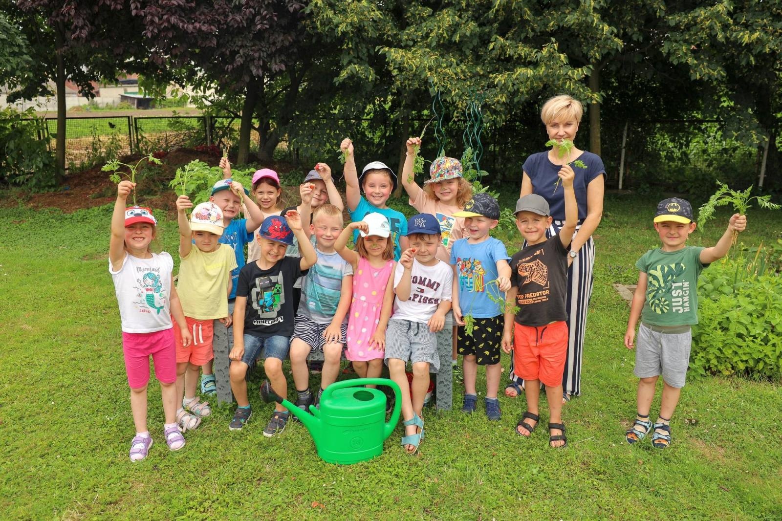 Zdjęcie w galerii na portalu naszraciborz.pl: Przedszkolaki delektują się smakiem owoców ze swoich ogródków wiadomości z regionu