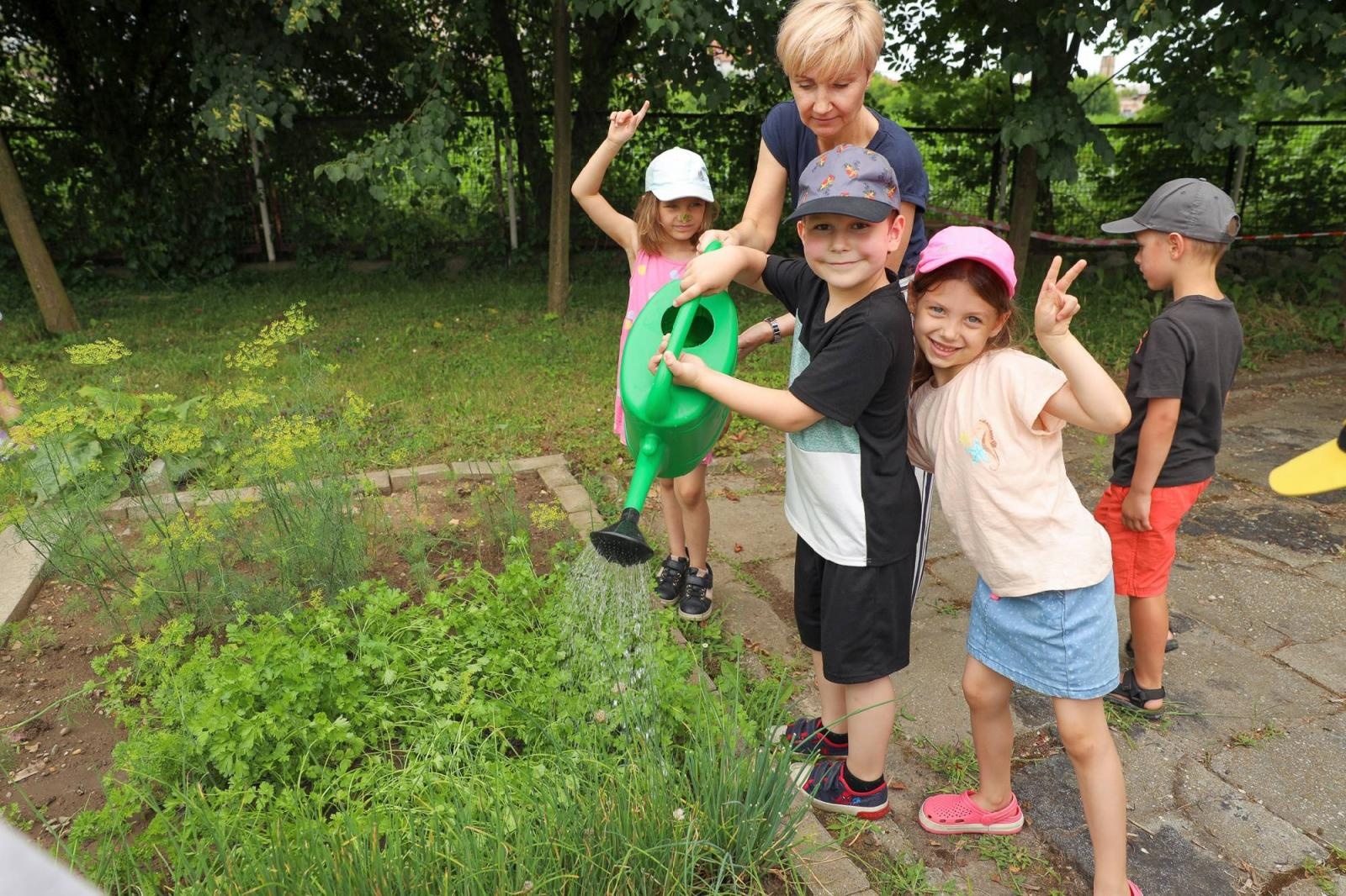 Zdjęcie w galerii na portalu naszraciborz.pl: Przedszkolaki delektują się smakiem owoców ze swoich ogródków wiadomości z regionu