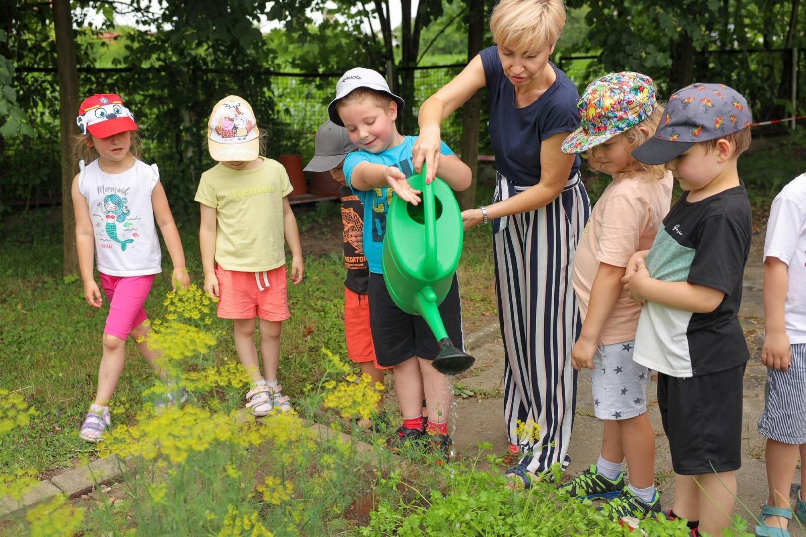 Zdjęcie w galerii na portalu naszraciborz.pl: Przedszkolaki delektują się smakiem owoców ze swoich ogródków wiadomości z regionu