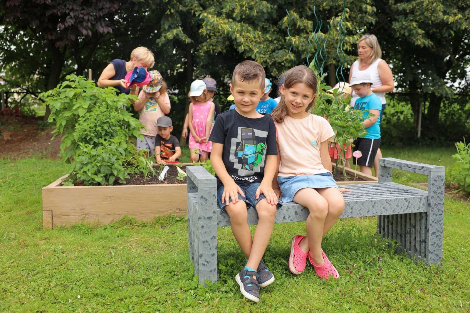 Zdjęcie w galerii na portalu naszraciborz.pl: Przedszkolaki delektują się smakiem owoców ze swoich ogródków wiadomości z regionu