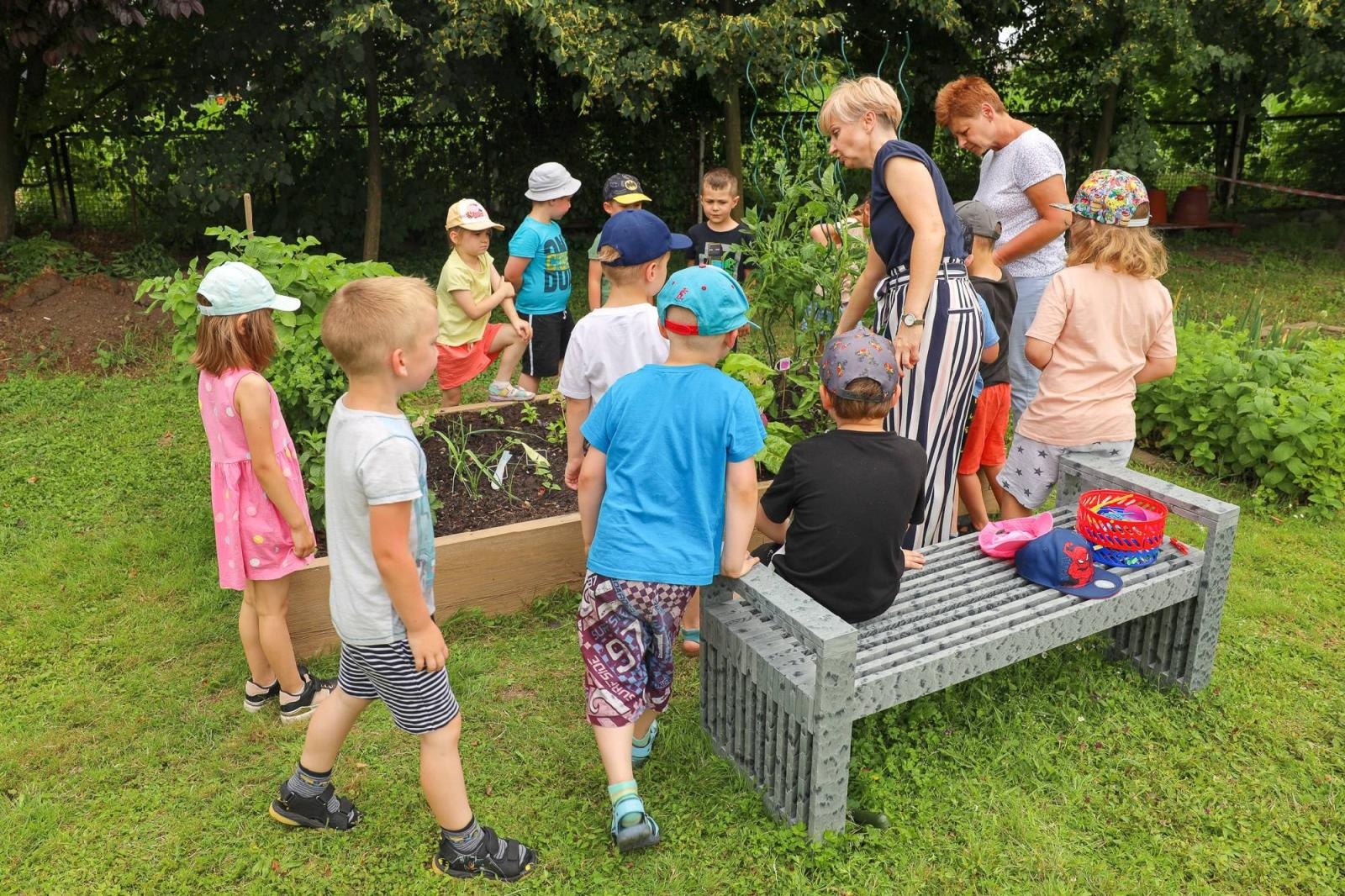 Zdjęcie w galerii na portalu naszraciborz.pl: Przedszkolaki delektują się smakiem owoców ze swoich ogródków wiadomości z regionu