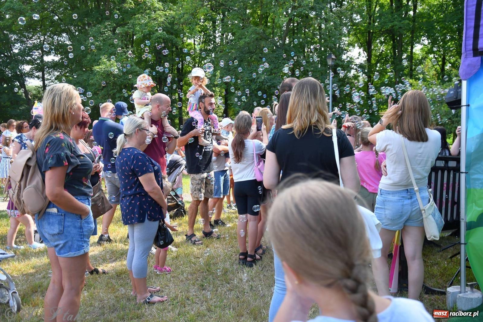 Zdjęcie w galerii na portalu naszraciborz.pl: Festiwal Baniek Mydlanych zawitał do Raciborza wiadomości z regionu