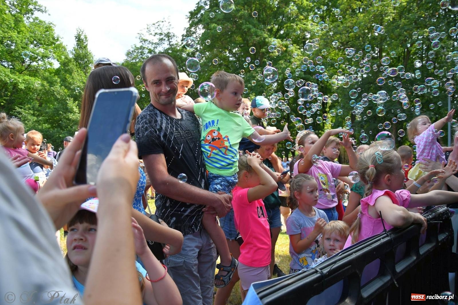 Zdjęcie w galerii na portalu naszraciborz.pl: Festiwal Baniek Mydlanych zawitał do Raciborza wiadomości z regionu