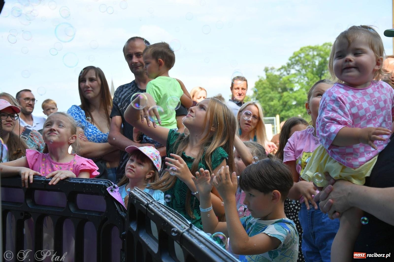 Zdjęcie w galerii na portalu naszraciborz.pl: Festiwal Baniek Mydlanych zawitał do Raciborza wiadomości z regionu
