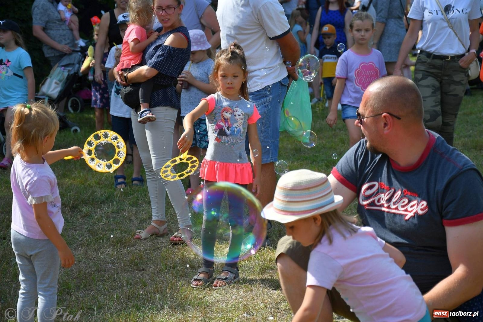 Zdjęcie w galerii na portalu naszraciborz.pl: Festiwal Baniek Mydlanych zawitał do Raciborza wiadomości z regionu