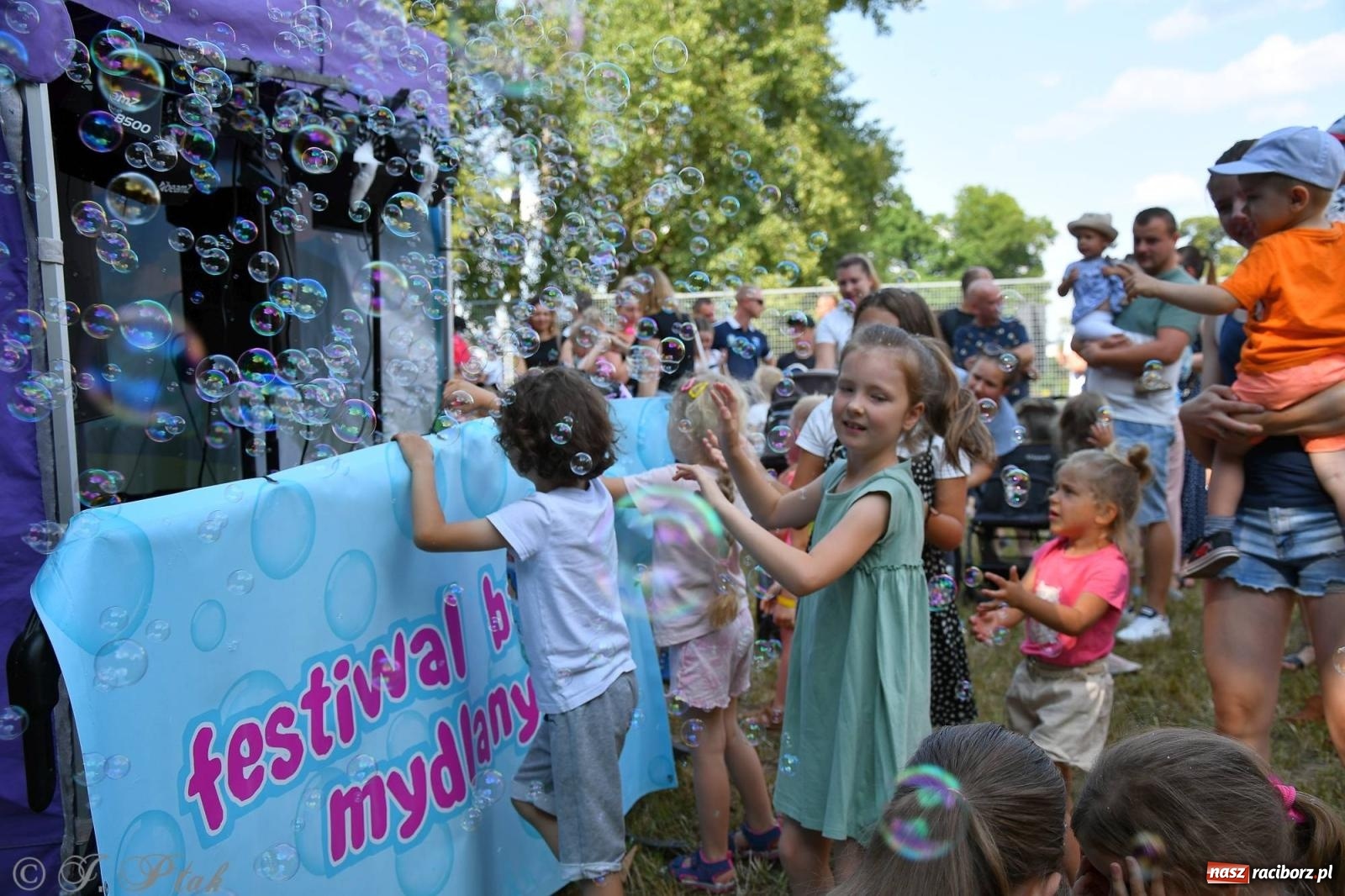 Zdjęcie w galerii na portalu naszraciborz.pl: Festiwal Baniek Mydlanych zawitał do Raciborza wiadomości z regionu