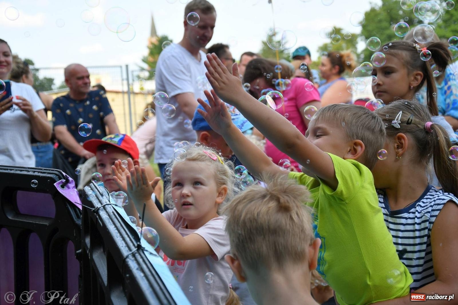 Zdjęcie w galerii na portalu naszraciborz.pl: Festiwal Baniek Mydlanych zawitał do Raciborza wiadomości z regionu