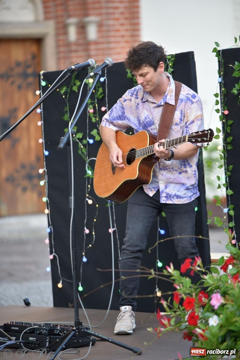 Zdjęcie w galerii na portalu naszraciborz.pl: Akustycznie o miłości na raciborskim zamku [FOTO i WIDEO] wiadomości z regionu