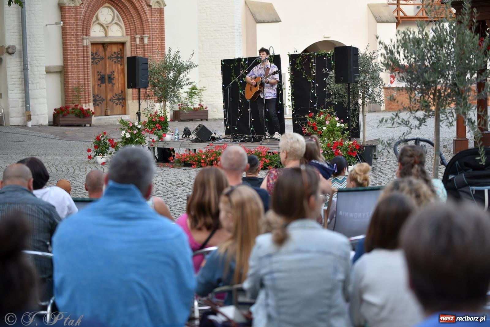 Zdjęcie w galerii na portalu naszraciborz.pl: Akustycznie o miłości na raciborskim zamku [FOTO i WIDEO] wiadomości z regionu