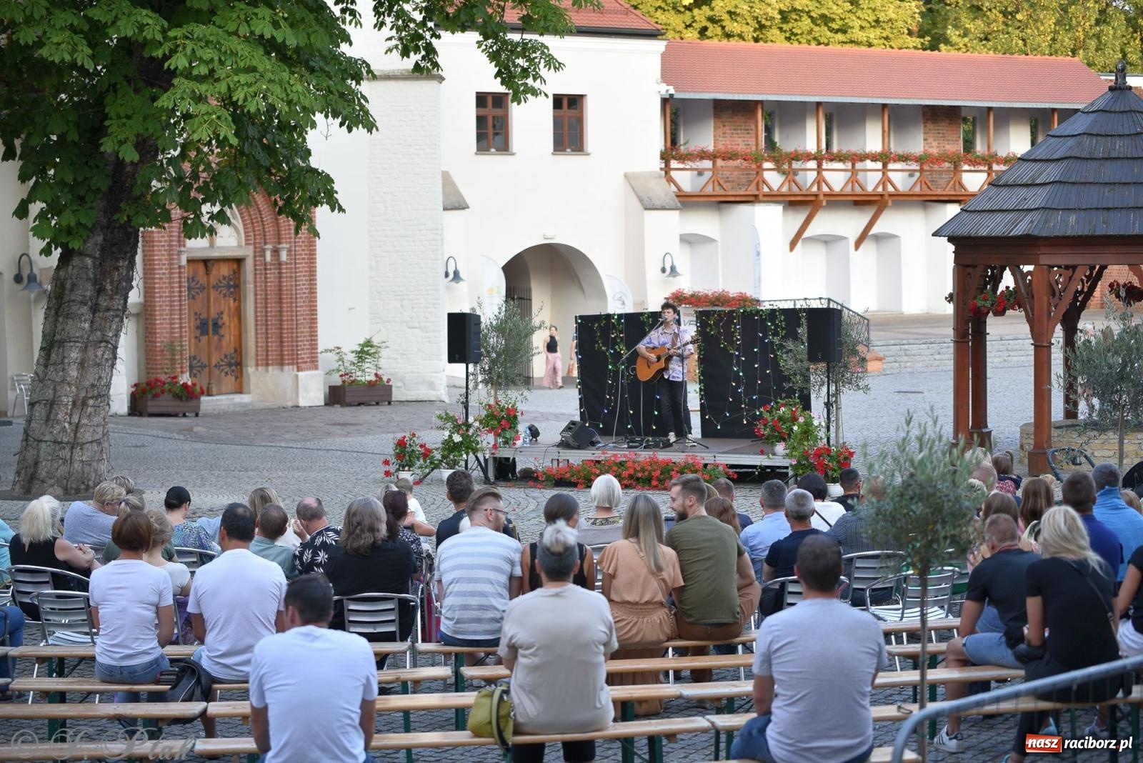 Zdjęcie w galerii na portalu naszraciborz.pl: Akustycznie o miłości na raciborskim zamku [FOTO i WIDEO] wiadomości z regionu