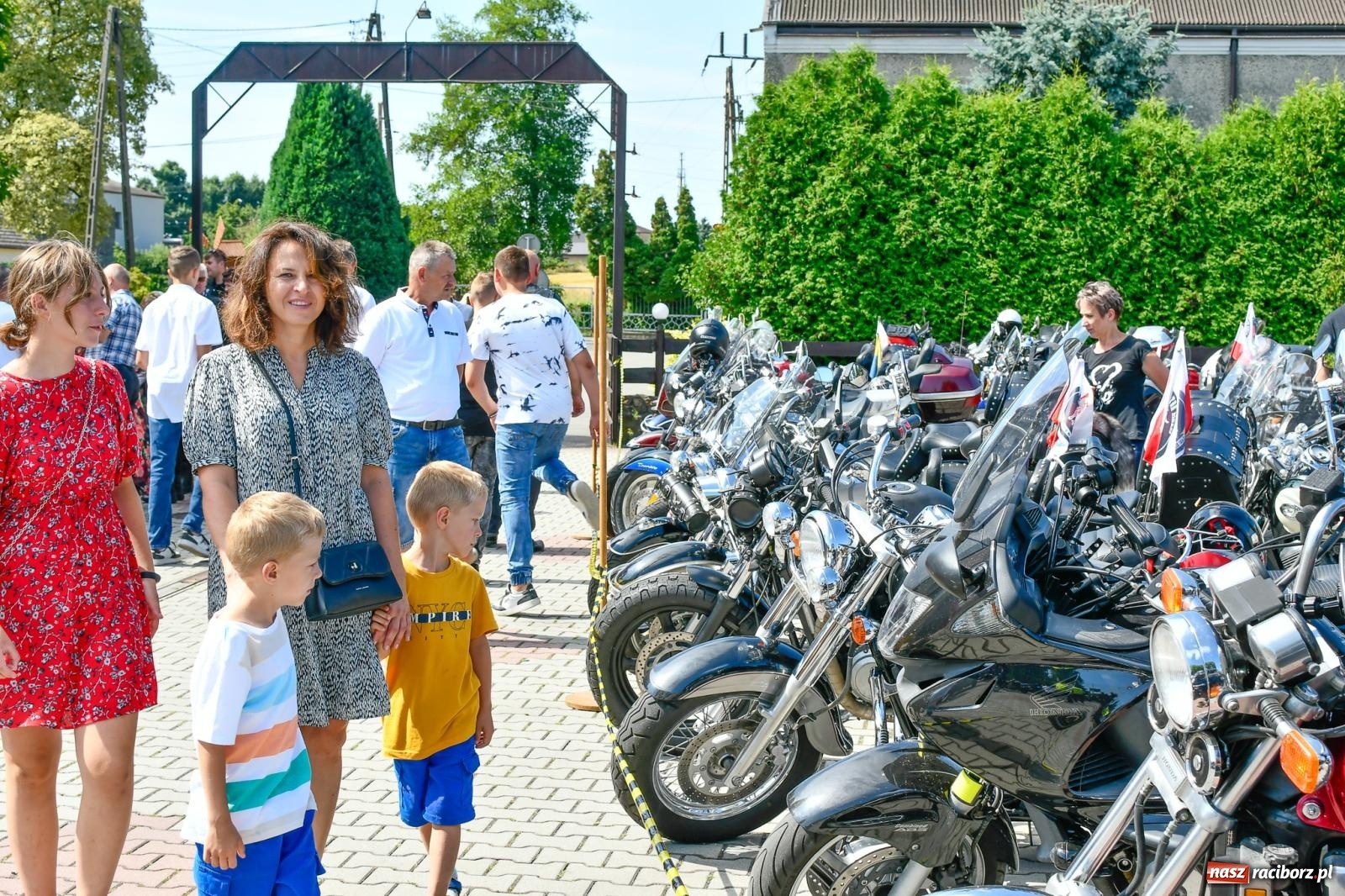 Zdjęcie w galerii na portalu naszraciborz.pl: Parada motocykli na odpust św. Krzysztofa w Pogrzebieniu [FOTO i WIDEO] wiadomości z regionu