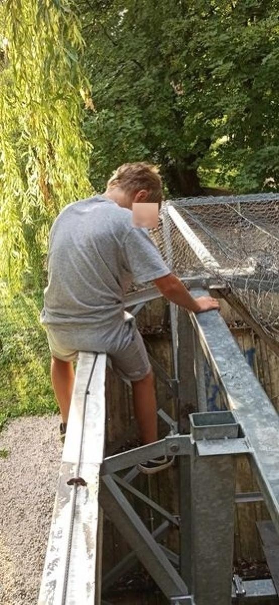 Zdjęcie w galerii na portalu naszraciborz.pl: W takim stanie jest ścianka wspinaczkowa w parku Zamkowym wiadomości z regionu