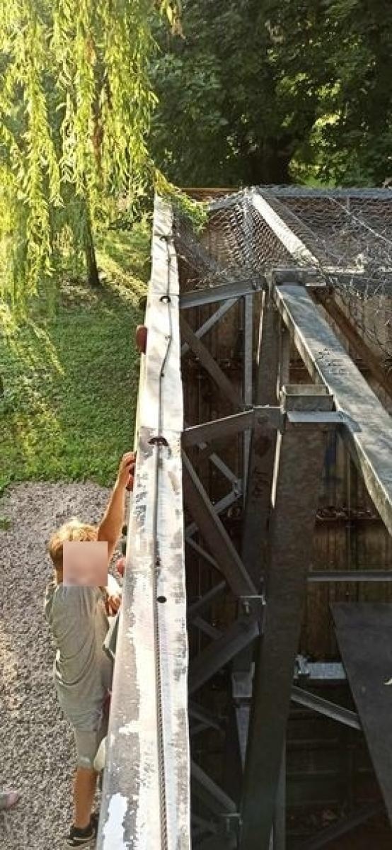 Zdjęcie w galerii na portalu naszraciborz.pl: W takim stanie jest ścianka wspinaczkowa w parku Zamkowym wiadomości z regionu