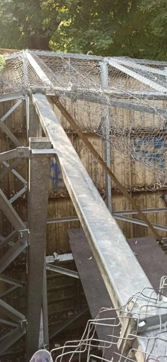 Zdjęcie w galerii na portalu naszraciborz.pl: W takim stanie jest ścianka wspinaczkowa w parku Zamkowym wiadomości z regionu