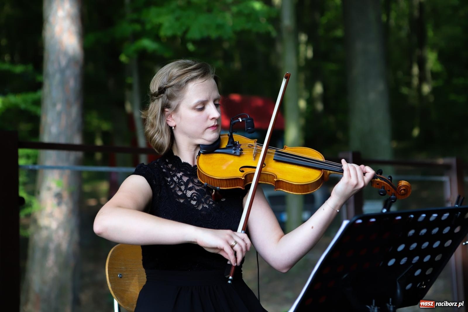 Zdjęcie w galerii na portalu naszraciborz.pl: Szlachetne smyczkowe brzmienie w raciborskim arboretum wiadomości z regionu