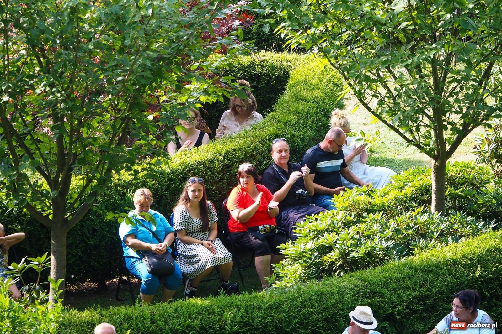 Zdjęcie w galerii na portalu naszraciborz.pl: Szlachetne smyczkowe brzmienie w raciborskim arboretum wiadomości z regionu