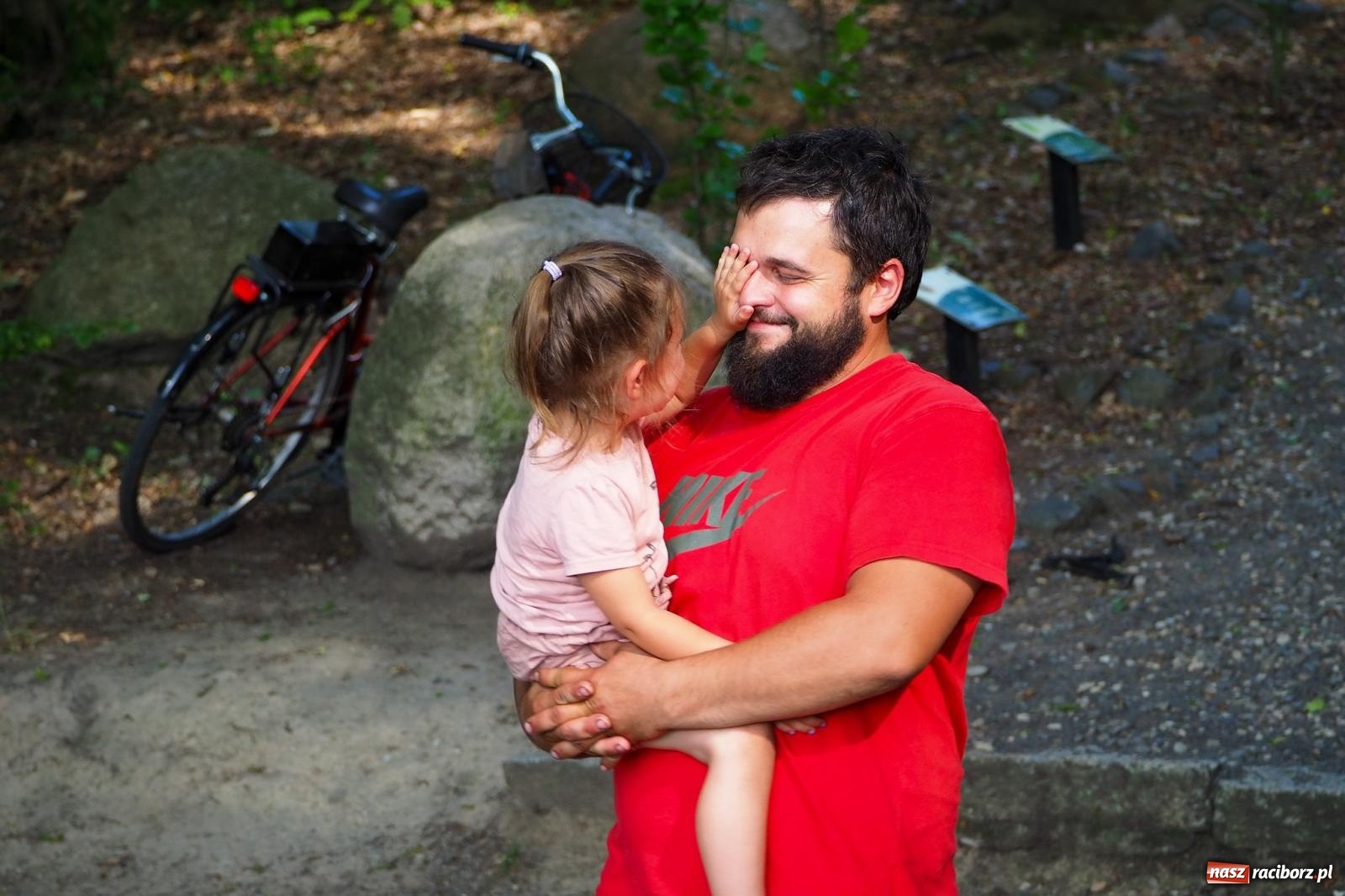 Zdjęcie w galerii na portalu naszraciborz.pl: Szlachetne smyczkowe brzmienie w raciborskim arboretum wiadomości z regionu