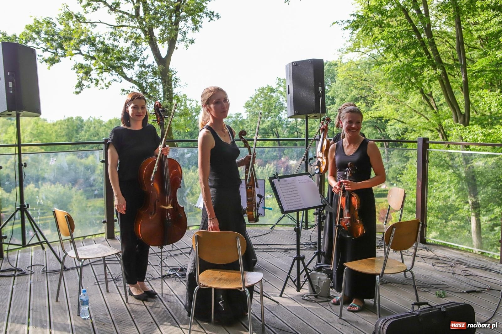 Zdjęcie w galerii na portalu naszraciborz.pl: Szlachetne smyczkowe brzmienie w raciborskim arboretum wiadomości z regionu