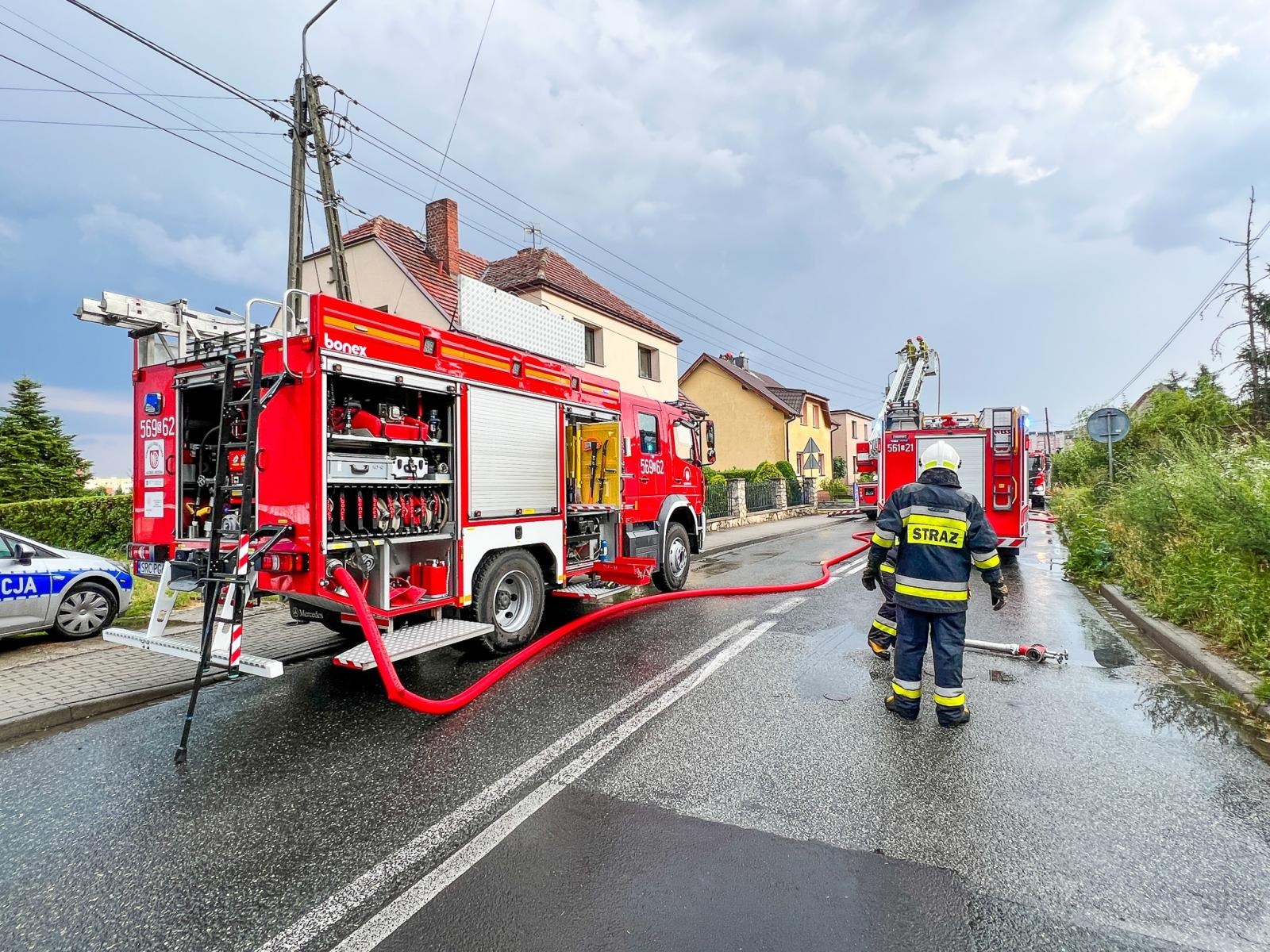 Zdjęcie w galerii na portalu naszraciborz.pl: Piorun uderzył w dom na Starowiejskiej [FOTO] wiadomości z regionu