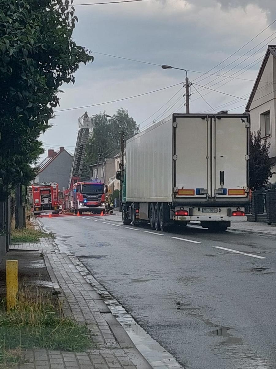 Zdjęcie w galerii na portalu naszraciborz.pl: Piorun uderzył w dom na Starowiejskiej [FOTO] wiadomości z regionu