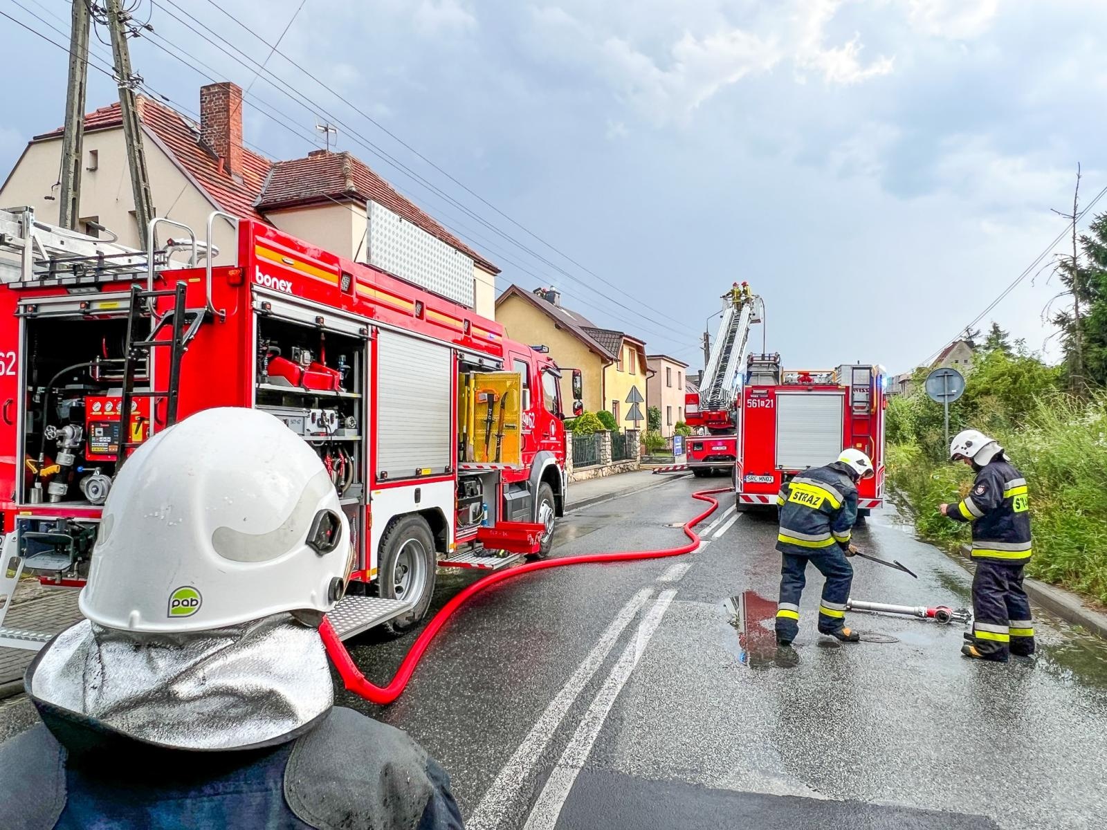 Zdjęcie w galerii na portalu naszraciborz.pl: Piorun uderzył w dom na Starowiejskiej [FOTO] wiadomości z regionu