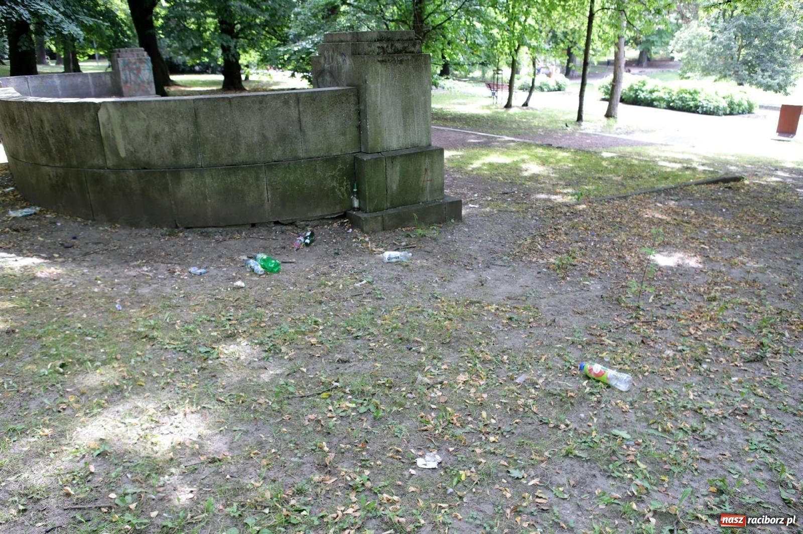 Zdjęcie w galerii na portalu naszraciborz.pl: Park przy Opawskiej zamienia się wieczorem w melinę wiadomości z regionu