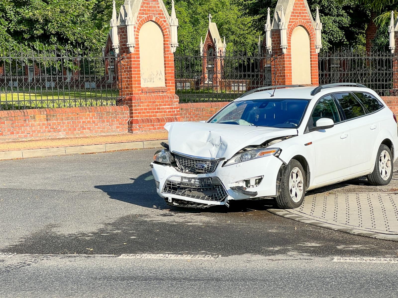 Zdjęcie w galerii na portalu naszraciborz.pl: Zderzenie forda i hondy na Armii Krajowej [FOTO] wiadomości z regionu
