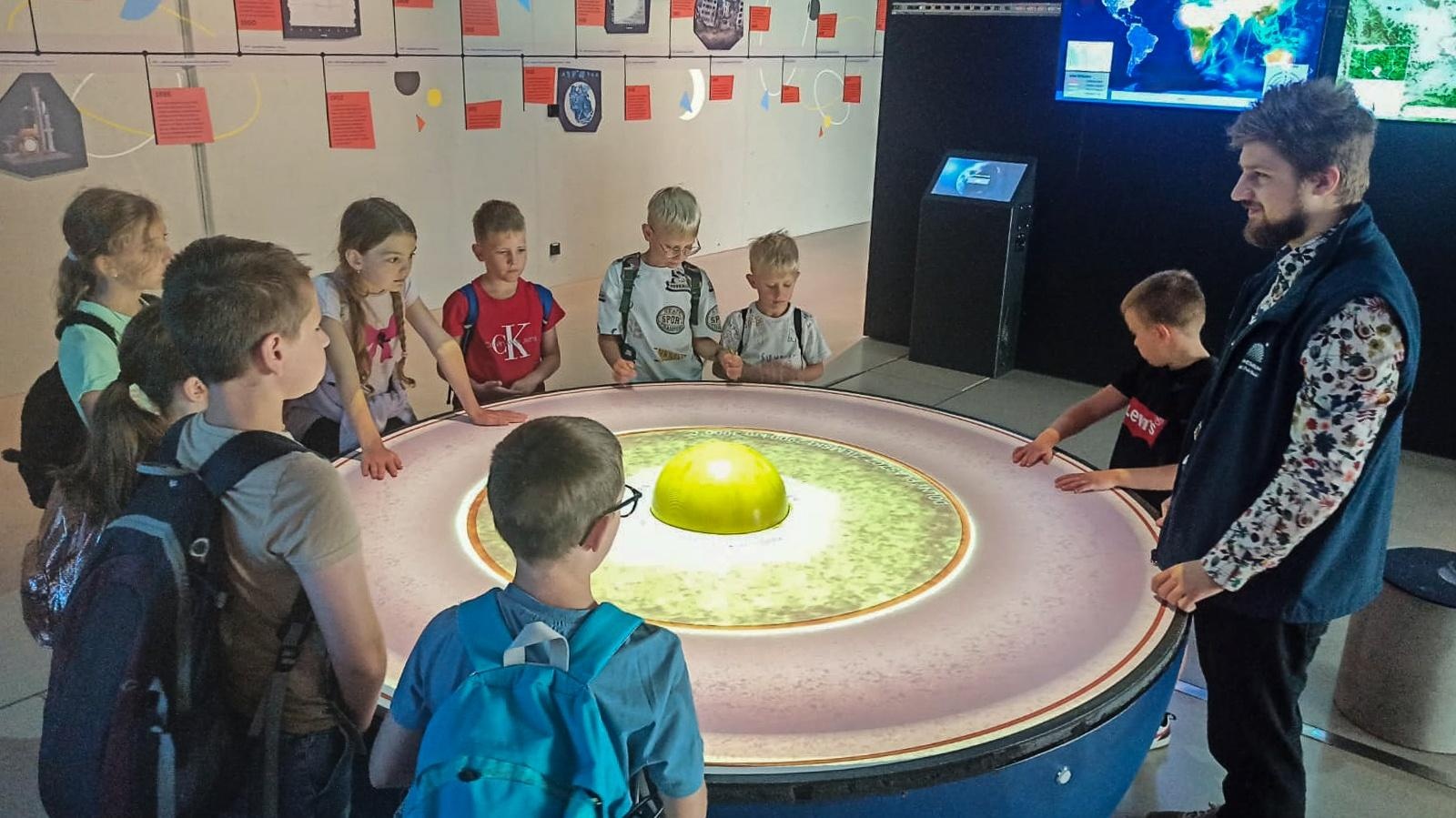 Zdjęcie w galerii na portalu naszraciborz.pl: Dlaczego wszyscy jesteśmy gwiazdami. Lato z RCK z wycieczką w Śląskim Planetarium wiadomości z regionu