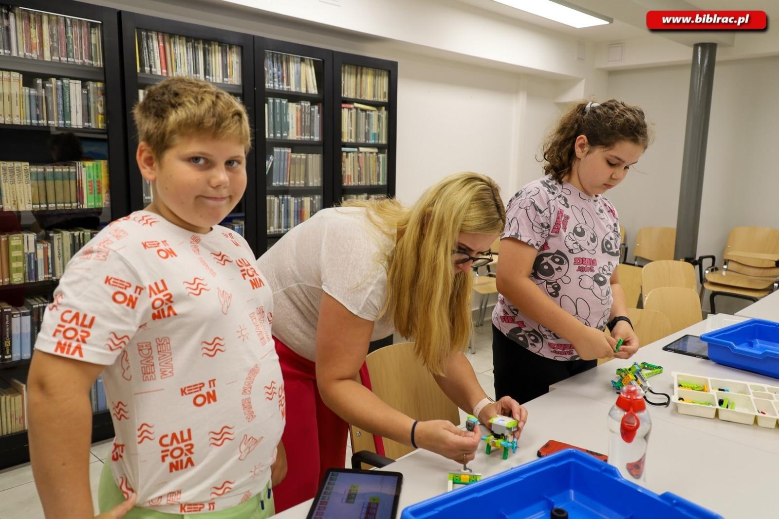 Zdjęcie w galerii na portalu naszraciborz.pl: Wakacje w Powiecie z Biblioteką – relacja z warsztatów programowania Lego wiadomości z regionu