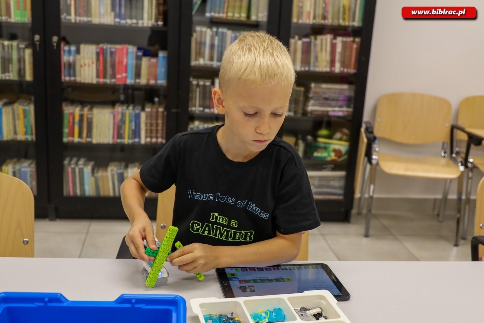 Zdjęcie w galerii na portalu naszraciborz.pl: Wakacje w Powiecie z Biblioteką – relacja z warsztatów programowania Lego wiadomości z regionu