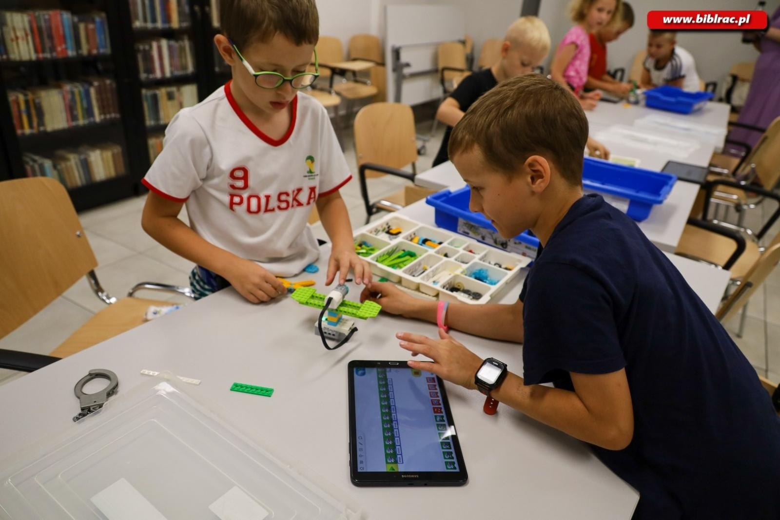 Zdjęcie w galerii na portalu naszraciborz.pl: Wakacje w Powiecie z Biblioteką – relacja z warsztatów programowania Lego wiadomości z regionu
