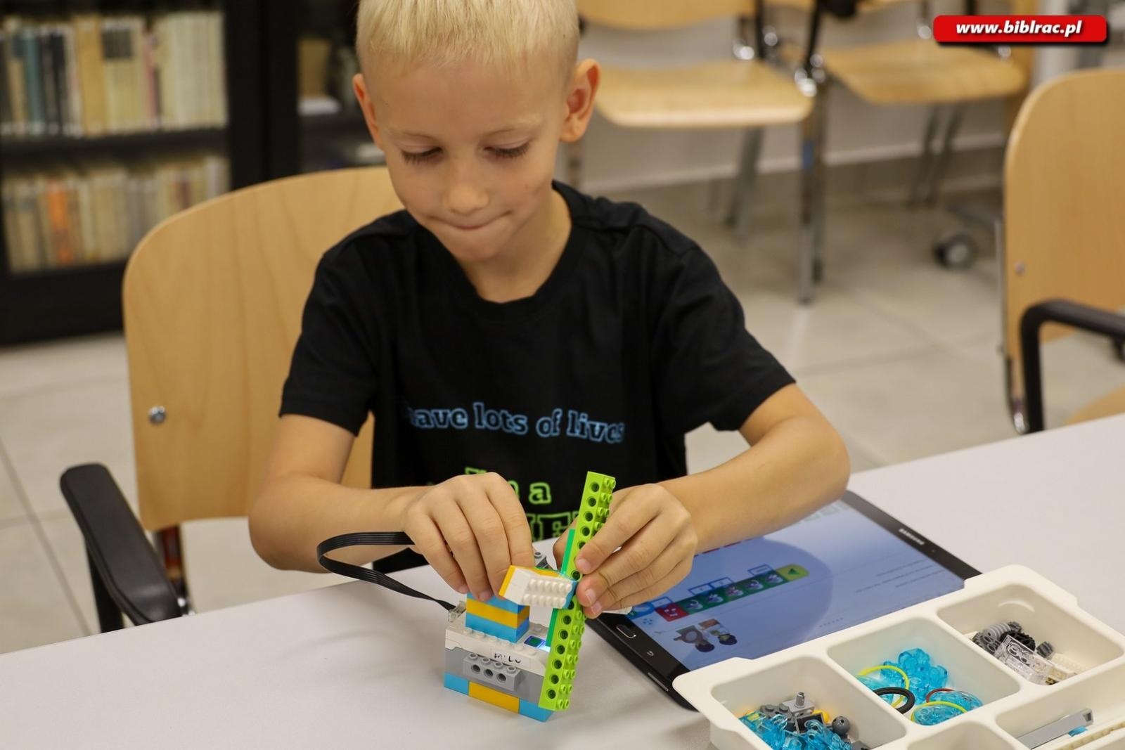 Zdjęcie w galerii na portalu naszraciborz.pl: Wakacje w Powiecie z Biblioteką – relacja z warsztatów programowania Lego wiadomości z regionu