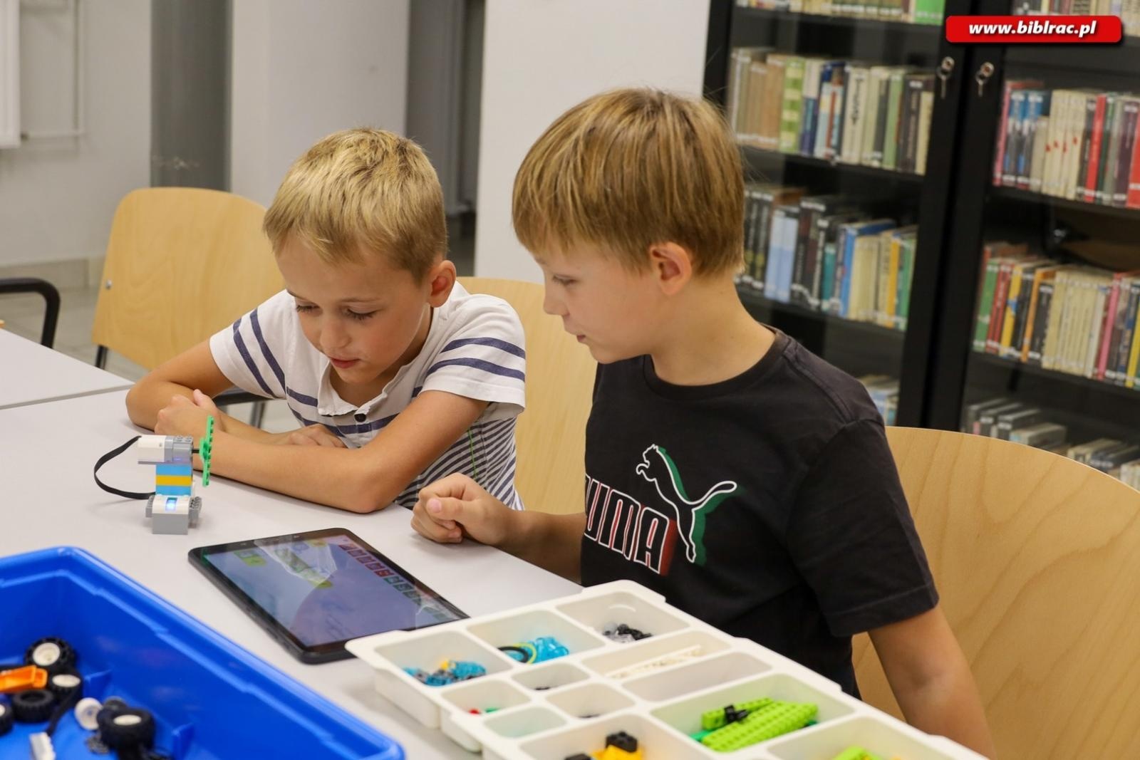 Zdjęcie w galerii na portalu naszraciborz.pl: Wakacje w Powiecie z Biblioteką – relacja z warsztatów programowania Lego wiadomości z regionu